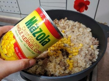 step6: 下粟米粒及大量蔥粒兜炒均勻