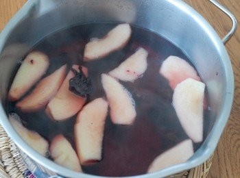 step3: 再煮沸後，轉小火再煮10分鐘，最後加冰糖調味即成！