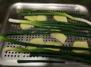 step2: 薑蔥墊底。