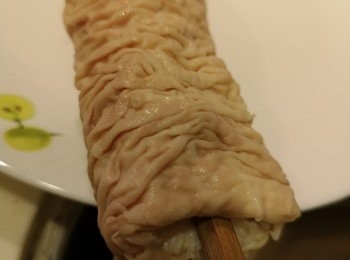 step1: 急凍豬腸先用筷子狂插裏面，插走肥膏或雜質。（如不怕肥可免。）