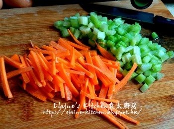 step1: 西芹去纖維 , 甘旬去皮 , 分別將甘旬切絲 , 西芹切粒
