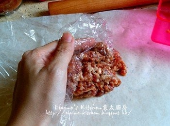 step12: 餘下的豬肉碎同樣將200g的豬肉碎放焗爐紙上 , 再放上一張保鮮紙