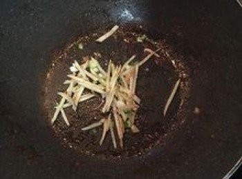 step4: 原鍋再下一點油，炒香薑絲及少許蔥白；