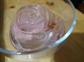 step3: 將蝶豆花泡出現天然的紫藍色（如喜歡變紫色便加滴檸檬汁）混入1/已煮沸的白涼粉，混入玫瑰花梅酒，先倒一半加入櫻花後再加入餘下的，待室温置冷卻凝固便可享用