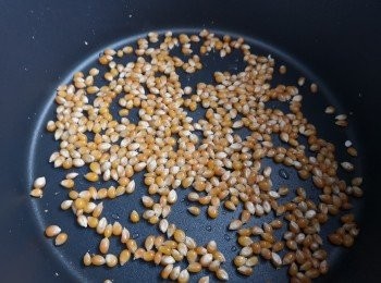 step2: 低壓煲需預熱，將乾粟米粒鋪平。
