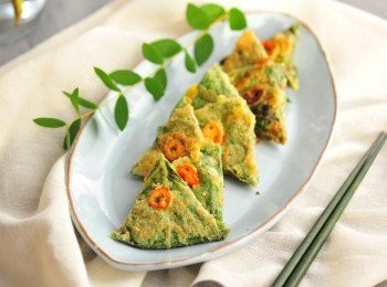 step11: 備註：

1.煎餅想兩邊都有漂亮的金黃色，竅門在於把煎餅煎好一邊後，待雞蛋稍為煎熟，便番到另外一邊。然後反覆煎兩邊，可令顏色可保持均勻

2.剩餘的餡料可以搓成丸子狀，再壓扁變成小的肉餅煎餅；另外，除了可以用芝麻葉外，也可以把<span class="group_3">煎餅餡</span>料，放在冬菇、青椒或韓式青瓜片上，令菜式多一點變化