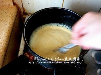 step3: 用慢火一路煮一路用打蛋煮至濃稠