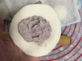 step14: 將較光滑面朝下，然後包入一湯匙冷卻後的芋泥；