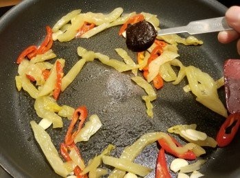 step7: 再加入1茶匙沙茶醬炒勻