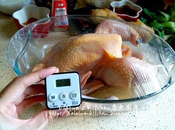 step2: 連同<a href="https://bit.ly/3kLFTWO" target="_blank" data-keyword="雞腳" class="guide-link"><strong>雞腳</strong></a> <span style="display:inline-block;vertical-align:middle;margin-top:-3px;color:initial;border-radius:3px;padding:2px 3px;font-size:12px;line-height:14px;background:#87d300;color:#fff;">即買</span> 放入器皿內加少許鹽及酒拌勻 , 蓋上保鮮紙靜待1小時