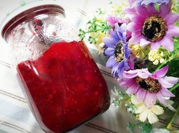 step8: 把煮好的果醬倒入已用熱水煮沸消毒過的玻璃瓶中 , 放涼後即可放入冰箱保存