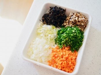 step3: 把洋葱，紅蘿蔔，京葱，乾冬菇，乾木耳，韮菜切碎