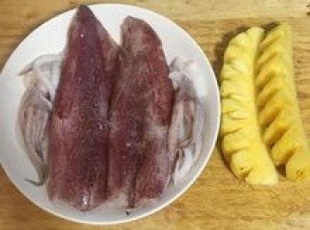 step1: 透抽洗淨；鳳梨切除中心的梗；
烤箱預熱200度；