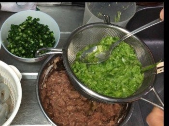 step2: 分三次加入薑蔥水攪拌豬肉，加鹽、豉油、糖、粟粉、蛋白、生油。