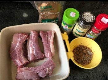 step3: 調味料撈勻醃肉。
除茄汁，喼汁外。
轉頭再落。