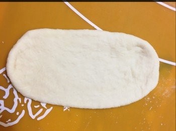 step2: 小麵團壓成大約12cm長。