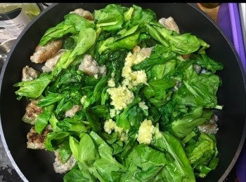 step3: 豆苗炒至七成熟加入蒜蓉。
豆苗炒熟就食得啦！