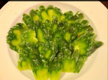 step1: 糖醋雷公鑿苦瓜：
雷公鑿苦瓜1個，去籽及刮去瓜襄，切片並用少許鹽醃5-10分鐘後備用。
鎮江或陳醋2湯匙。糖2-3湯匙。少許鹽。