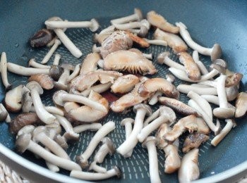 step2: 冬菇浸軟，切片，備用 （＊也可用其他草菇、磨菇等）
燒熱鑊後下油，炒冬菇，兩分鐘