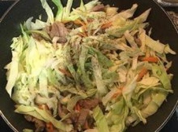 step7: 入高麗菜，並加入鹽、糖、黑白胡椒粉拌炒；