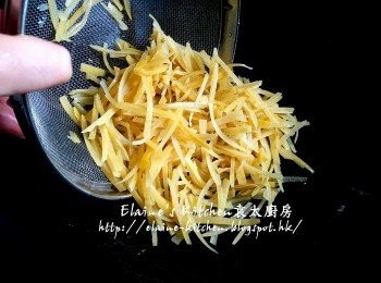 step8: 10分鐘後將柚子皮盛起 , 用水沖一沖洗及瀝乾後再放入鑊中