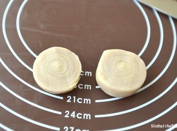 step10: 切半後，半顆就是一顆芋頭酥的皮，（紋路面）切面朝下