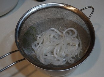 step1: 白飯魚洗好抹乾水，以少許鹽醃五至十分鐘