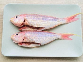 step4: 紅衫魚洗淨，用胡椒粉及鹽醃15分鐘。