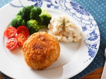 step8: 烤好以後裝盤，放上自己喜歡的配菜就完成了，一刀切開，保證香味四溢。