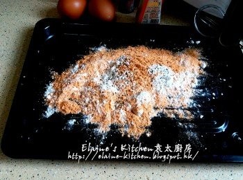 step3: 期間將麵粉 , 辣椒粉 , 泡打粉 , 黑胡椒碎拌勻