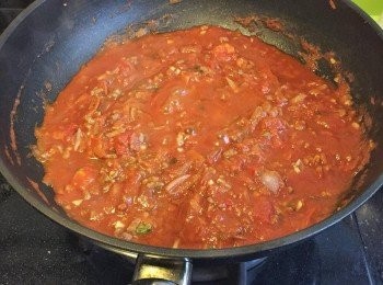 step3: 加入紅蘿蔔、番茄、紅酒和洋芫茜，煮沸