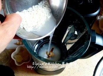 step5: 將米連浸米水放入美的破壁機內蓋上蓋 , 調較至豆漿功能
