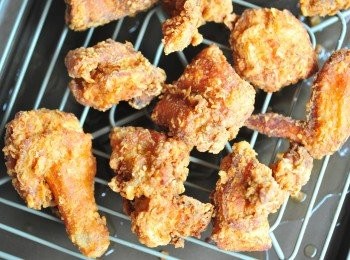 step8: 大約13至15分鐘後雞件便熟透，如果有溫度計的話可以將溫度計插入雞肉內，當雞肉去到75度左右，便表示熟透，便可以將雞夾起，放到剛才準備的鐵架上隔油。