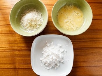 step4: 30分鐘後從冰箱取出<a href="https://bit.ly/3EZL8dD" target="_blank" data-keyword="雞胸" class="guide-link"><strong>雞胸</strong></a> <span style="display:inline-block;vertical-align:middle;margin-top:-3px;color:initial;border-radius:3px;padding:2px 3px;font-size:12px;line-height:14px;background:#87d300;color:#fff;">即買</span> 肉，然後依需沾裹1.麵粉、2.蛋液、3.麵包粉。