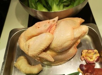 step1: 小棠菜切半邊，薑切片和蔥切段。用海鹽和米酒，搽上雞的裏裏外外，醃製早少一小時。