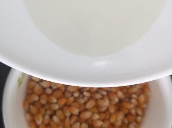 step1: 粟米粒用油浸一陣。