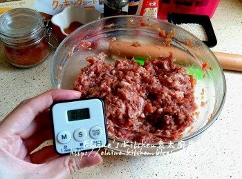 step4: 翌日將豬肉碎從雪櫃取出靜待10分鐘