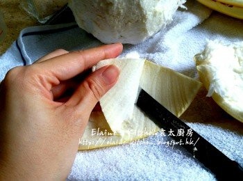 step3: 柚子皮的白色部份盡量切去 , 柚子皮切成幼條