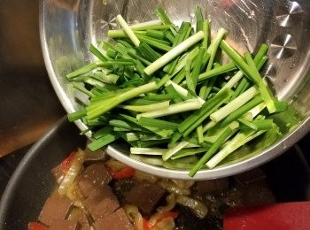 step10: 再加入韭菜及蔥炒至軟身