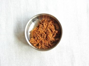 step2: 雞件醃好後倒去牛奶，加入醃料，拌勻，醃30分鐘。