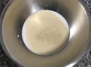 step4: 牛奶+酵母+糖略拌勻；