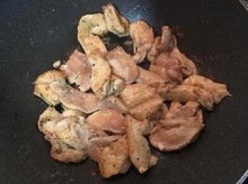 step3: 炒鍋燒熱，放少許油將雞肉逐片下鍋煎炒到8分熟後起鍋備用；
