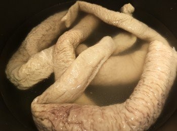 step4: 汆水料加水煲滾後、放入豬腸蓋蓋煮十分鐘。