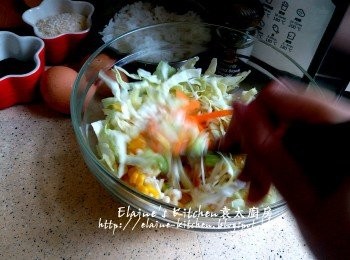 step4: 大碗內逐一甘旬絲 , 西芹粒 , 金菇絲 , 粟米粒及椰菜絲拌勻