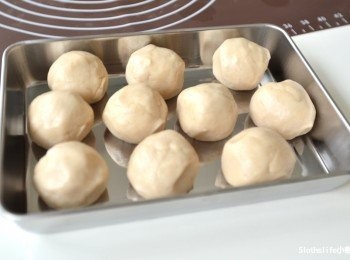 step3: 【製作<span class="group_2">油皮</span>】奶油先室溫軟化，將<span class="group_2">油皮</span>所有材料混合均勻用手慢慢捏成團，或者全部丟入攪拌機，攪拌均勻即可。
分成10份，一顆約41克。
鬆弛約15分鐘