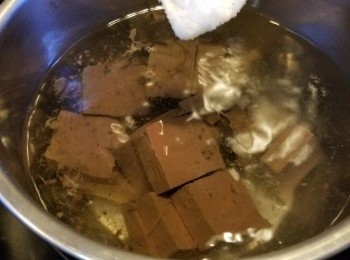 step3: 再用1茶匙鹽出水約2分鐘,然後隔去水份待用