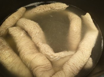 step5: 汆水後取出白胡椒粒袋備用，將豬腸過一次清水。