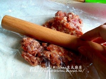 step5: 焗爐用180C預熱10分鐘 , 將200g的豬肉碎放焗爐紙上 , 再放上一張保鮮紙 , 用麵棍壓至薄身