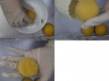 step22: 包好的月餅球，先沾上一點麵粉，再搓成隋圓形，入月餅模壓模後，入冰箱雪一晚