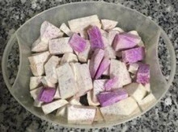 step1: 芋頭去皮後切小塊，入蒸籠蒸30分鐘到芋頭鬆軟即可。（女漢子加了少許紫山藥讓顏色更美麗）